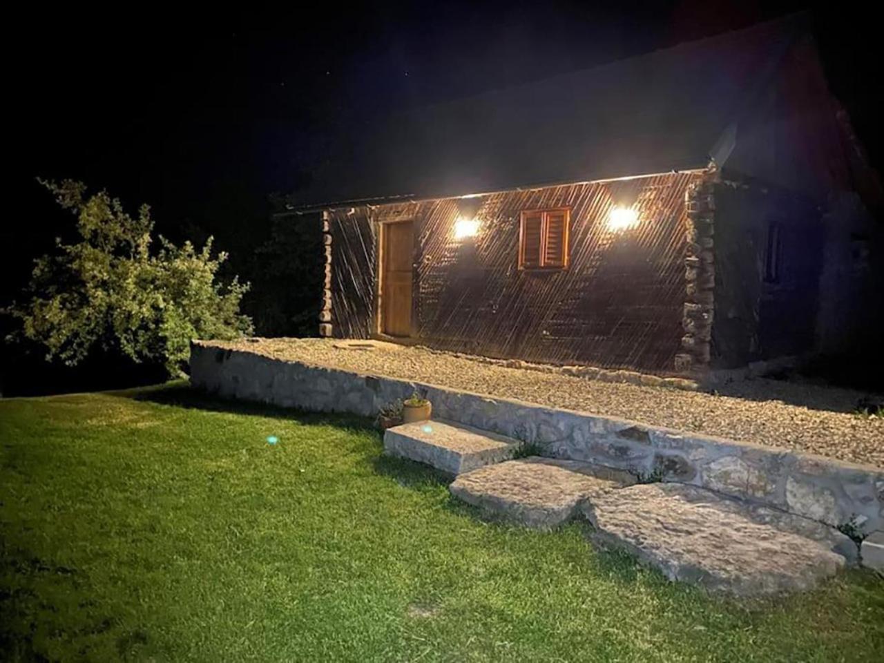 Salas U Bregu In Cheile Carasului Crasova Esterno foto