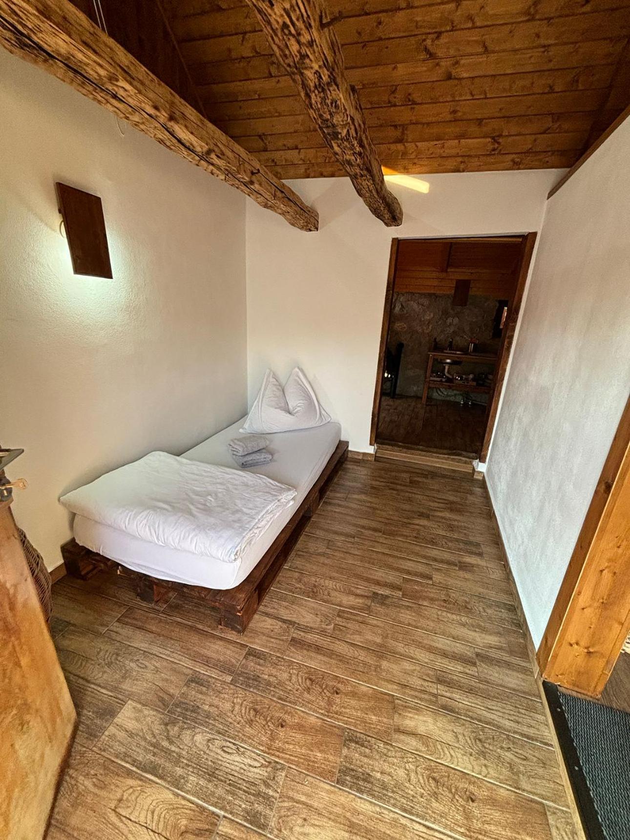 Salas U Bregu In Cheile Carasului Crasova Esterno foto