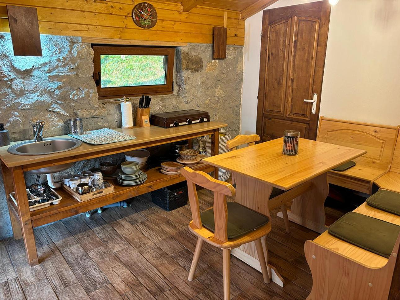Salas U Bregu In Cheile Carasului Crasova Esterno foto